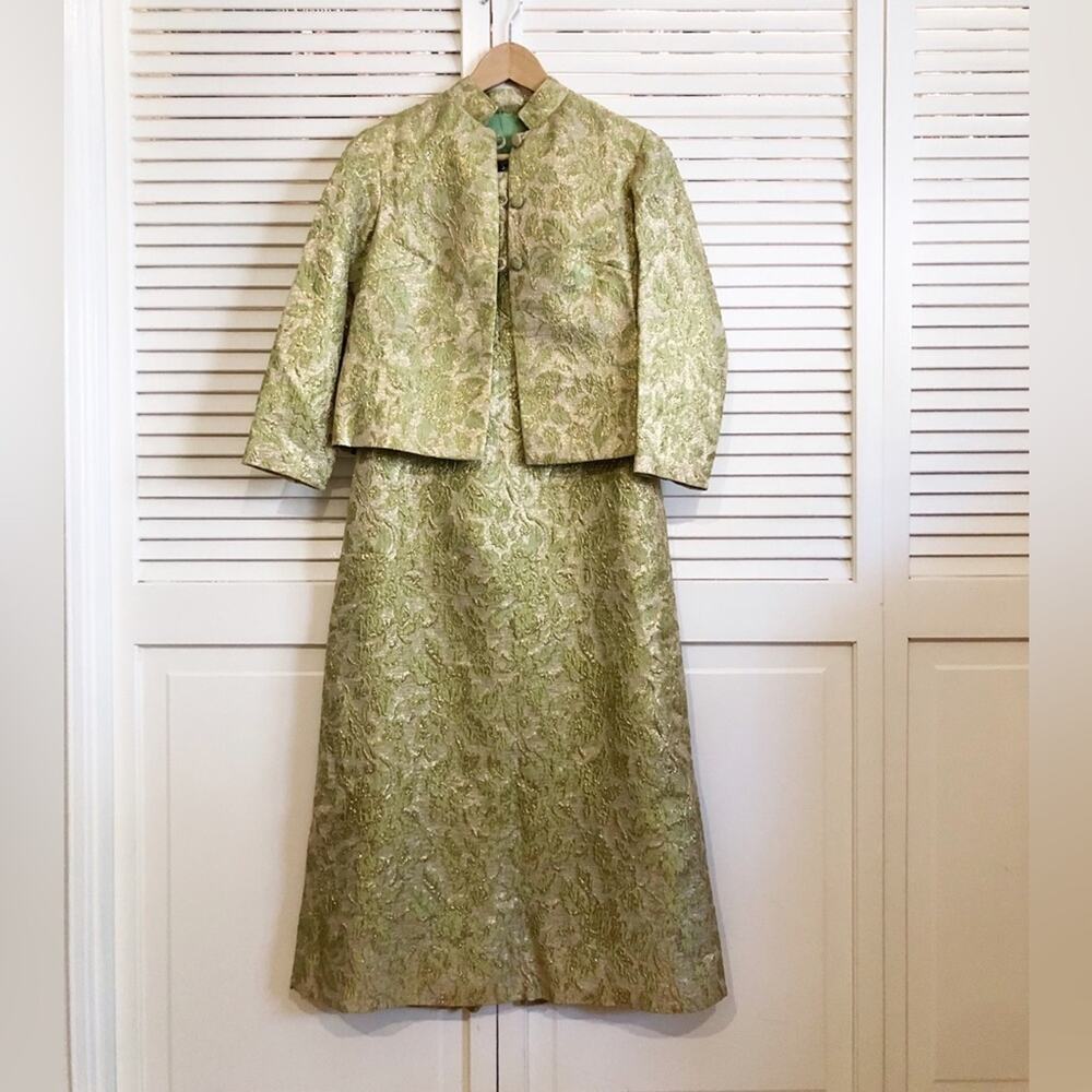 Elegant Green Brocade Sleeveless Dress with Matching Jacket - Picture 2 of 10